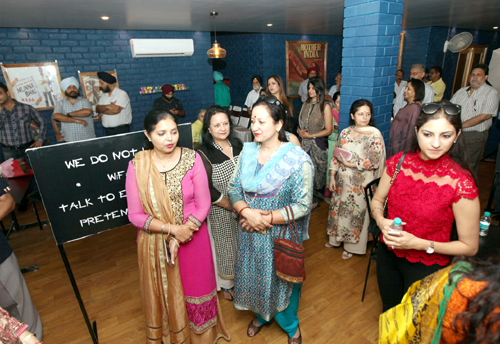 Customers thronging newly opened multi cuisine restaurant ‘Bollywood Bawarchi’ at Sunjwan Morh, Jammu on Thursday. Customers thronging newly opened multi cuisine restaurant ‘Bollywood Bawarchi’ at Sunjwan Morh, Jammu on Thursday.