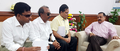 Union Minister Dr Jitendra Singh interacting with a delegation of visually impaired bankers, at New Delhi. Union Minister Dr Jitendra Singh interacting with a delegation of visually impaired bankers, at New Delhi.