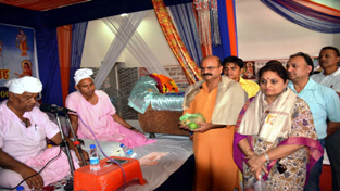 MoS Education Priya Sethi and Senior BJP leader Yudhvir Sethi during a religions function at Aggarwal Sabha on Sunday. MoS Education Priya Sethi and Senior BJP leader Yudhvir Sethi during a religions function at Aggarwal Sabha on Sunday.