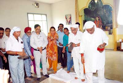 Trustees of Shri Chander Chinar Bada Akhara Udasin Society and others during Havan-Poojan at ASCOMS in connection with Shri Chander Navmi. Trustees of Shri Chander Chinar Bada Akhara Udasin Society and others during Havan-Poojan at ASCOMS in connection with Shri Chander Navmi.