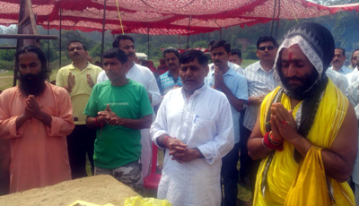 Swami Bal Yougeshwer performing rituals for Shat Kundiyia Ati Vishnu Mahayagya in Phintar Billawar on Sunday. Swami Bal Yougeshwer performing rituals for Shat Kundiyia Ati Vishnu Mahayagya in Phintar Billawar on Sunday.