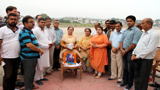 Relatives and political as well as social leaders, paying tributes to late Dr Balraj Madhok. Relatives and political as well as social leaders, paying tributes to late Dr Balraj Madhok.