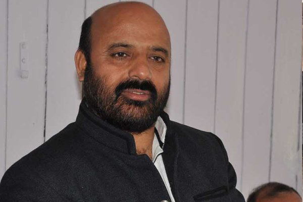 Bhagat faces angry patients at SMHS hospital, leaves Bhagat faces angry patients at SMHS hospital, leaves