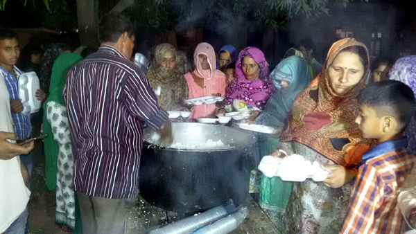Border migrants taking food at Santosh Mata Ji temple premises in Hiranagar sector on Saturday. — Excelsior/Madan Border migrants taking food at Santosh Mata Ji temple premises in Hiranagar sector on Saturday. — Excelsior/Madan