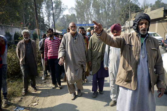 People protest against separatists at Khanabal, Anantnag on Saturday. — Excelsior/Sajad Dar People protest against separatists at Khanabal, Anantnag on Saturday. — Excelsior/Sajad Dar
