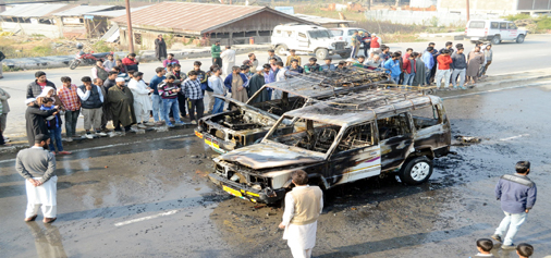 Two passenger vehicles set ablaze by miscreants near Parimpora, Srinagar on Monday. -Excelsior/Shakeel Two passenger vehicles set ablaze by miscreants near Parimpora, Srinagar on Monday. -Excelsior/Shakeel
