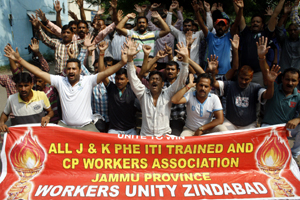 PHE daily wagers staging protest dharna in Jammu on Sunday. — Excelsior/Rakesh PHE daily wagers staging protest dharna in Jammu on Sunday. — Excelsior/Rakesh