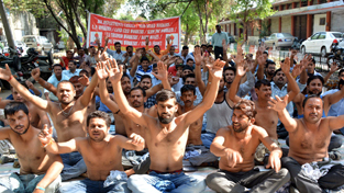 All departments daily rated/ casual workers staging protest dharna at Press Club in Jammu on Thursday. —Excelsior/ Rakesh All departments daily rated/ casual workers staging protest dharna at Press Club in Jammu on Thursday. —Excelsior/ Rakesh