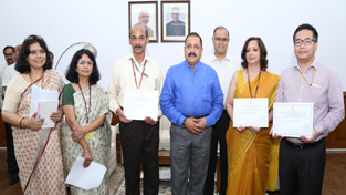 Union Minister Dr Jitendra Singh posing with the awardees of Certificates of Appreciation to Union Ministries with highest grievance disposal at North Block, New Delhi on Tuesday. Also seen in picture is Union Secretary ARPG, C. Viswanath. Union Minister Dr Jitendra Singh posing with the awardees of Certificates of Appreciation to Union Ministries with highest grievance disposal at North Block, New Delhi on Tuesday. Also seen in picture is Union Secretary ARPG, C. Viswanath.