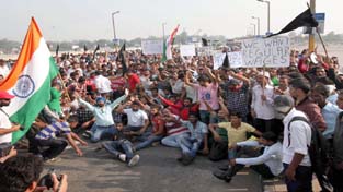 Casual labourers and daily wagers during a protest at Tawi bridge in Jammu. —Excelsior/Rakesh Casual labourers and daily wagers during a protest at Tawi bridge in Jammu. —Excelsior/Rakesh
