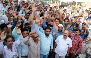 PHE employees staging protest outside Chief Engineer's office at BC Road, Jammu on Monday. —Excelsior/Rakesh PHE employees staging protest outside Chief Engineer's office at BC Road, Jammu on Monday. —Excelsior/Rakesh