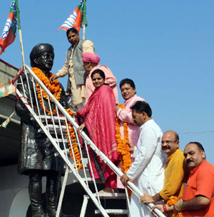BJP leaders paying tributes to Pt. Prem Nath Dogra on his 133rd birth anniversary at Dogra Chowk Jammu on Monday. -Excelsior/Rakesh BJP leaders paying tributes to Pt. Prem Nath Dogra on his 133rd birth anniversary at Dogra Chowk Jammu on Monday. -Excelsior/Rakesh