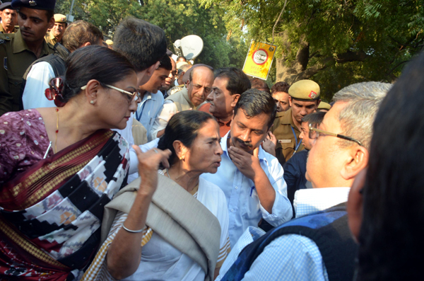 West Bengal Chief Minister Mamta Banerjee with her Delhi counterpart Arvind Kejriwal during a protest against the problems of the people facing in exchanging the demonitised old Rs 1000 and 500 currency notes at the Reserve Bank on India (RBI) in New Delhi on Thursday. (UNI) West Bengal Chief Minister Mamta Banerjee with her Delhi counterpart Arvind Kejriwal during a protest against the problems of the people facing in exchanging the demonitised old Rs 1000 and 500 currency notes at the Reserve Bank on India (RBI) in New Delhi on Thursday. (UNI)