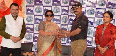 Minister for Education, Priya Sethi presenting a memento to golfer in Jammu. Minister for Education, Priya Sethi presenting a memento to golfer in Jammu.
