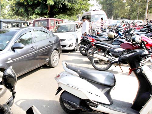 An ambulance trapped in the traffic rush outside the GMC Emergency on Monday. -Excelsior/Rakesh An ambulance trapped in the traffic rush outside the GMC Emergency on Monday. -Excelsior/Rakesh