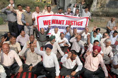 Retired police personnel raising slogans during protest at Jammu. -Excelsior/Rakesh Retired police personnel raising slogans during protest at Jammu. -Excelsior/Rakesh