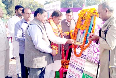 MLA Sat Sharma paying tributes to Ex-MLA Hans Raj Dogra. MLA Sat Sharma paying tributes to Ex-MLA Hans Raj Dogra.