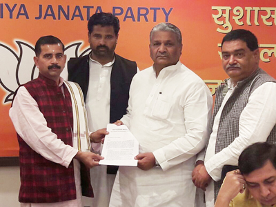 State BJP Kisan Morcha president, Rajinder Singh Chib presenting memorandum of demands to National BJP Kisan Morcha, president Vijay Pal Singh Tomar at BJP head office at Delhi on Saturday. State BJP Kisan Morcha president, Rajinder Singh Chib presenting memorandum of demands to National BJP Kisan Morcha, president Vijay Pal Singh Tomar at BJP head office at Delhi on Saturday.
