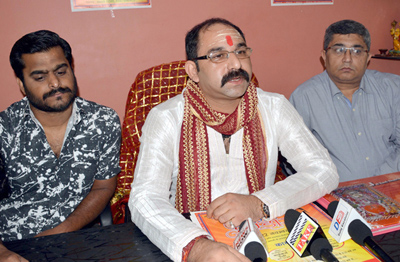 Pt Rumil Sharma, priest of Baba Bhairav Mandir, Chowk Chabutra addressing media persons at Jammu. -Excelsior/Rakesh Pt Rumil Sharma, priest of Baba Bhairav Mandir, Chowk Chabutra addressing media persons at Jammu. -Excelsior/Rakesh