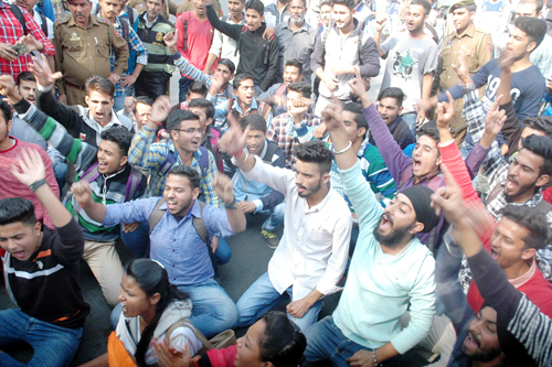 ABVP activists protesting for removal of JU VC on Wednesday. -Excelsior/Rakesh ABVP activists protesting for removal of JU VC on Wednesday. -Excelsior/Rakesh