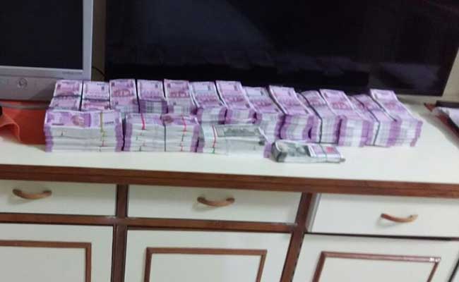 Delhi: I-T dept seizes Rs 1.4 in cash, including new notes Delhi: I-T dept seizes Rs 1.4 in cash, including new notes