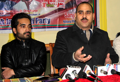 Lok Janshakti Party leader addressing a press conference in Srinagar on Wednesday. —Excelsior/Shakeel Lok Janshakti Party leader addressing a press conference in Srinagar on Wednesday. —Excelsior/Shakeel