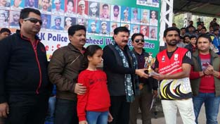 Chief guest Rajesh Gupta presenting man of the match trophy to Rompy in presence of BCCI Level-1 Umpires Sudhir Singh and Amit Gupta at Kathua on Wednesday. Chief guest Rajesh Gupta presenting man of the match trophy to Rompy in presence of BCCI Level-1 Umpires Sudhir Singh and Amit Gupta at Kathua on Wednesday.