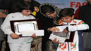 Chief Minister Mehbooba Mufti presenting an award to World Kick Boxing Champion, Tajamul Islam during function at Indoor Stadium in Srinagar. — Excelsior/Shakeel Chief Minister Mehbooba Mufti presenting an award to World Kick Boxing Champion, Tajamul Islam during function at Indoor Stadium in Srinagar. — Excelsior/Shakeel