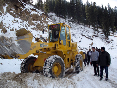 BRO men and machinery clearing snow near Chhatergalla Pass on Bani-Bhaderwah road. — Excelsior/Tilak Raj BRO men and machinery clearing snow near Chhatergalla Pass on Bani-Bhaderwah road. — Excelsior/Tilak Raj