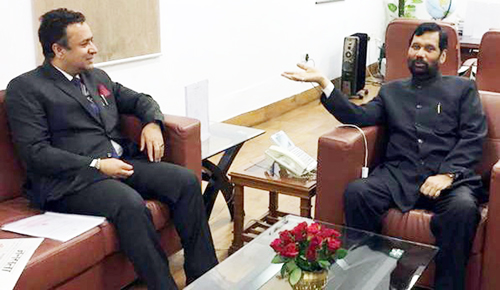 Union CAPD Minister Ram Vilas Paswan and Food Minister of J&K during meeting at New Delhi on Saturday. Union CAPD Minister Ram Vilas Paswan and Food Minister of J&K during meeting at New Delhi on Saturday.