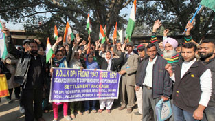 Displaced persons from PoJK staging protest in Jammu on Tuesday. —Excelsior/Rakesh Displaced persons from PoJK staging protest in Jammu on Tuesday. —Excelsior/Rakesh