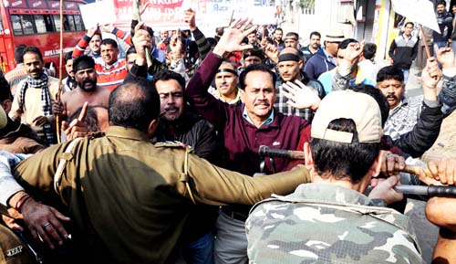 PDD daily wagers during peace march at Jammu on Friday. -Excelsior/Rakesh PDD daily wagers during peace march at Jammu on Friday. -Excelsior/Rakesh