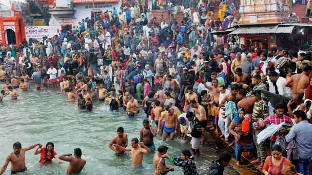 Thousands take holy dip in Sangam on Makar Sankranti Thousands take holy dip in Sangam on Makar Sankranti