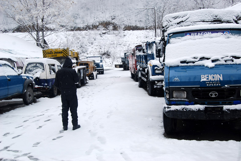 Srinagar-Jammu highway remain closed, over 1300 vehicles stranded Srinagar-Jammu highway remain closed, over 1300 vehicles stranded
