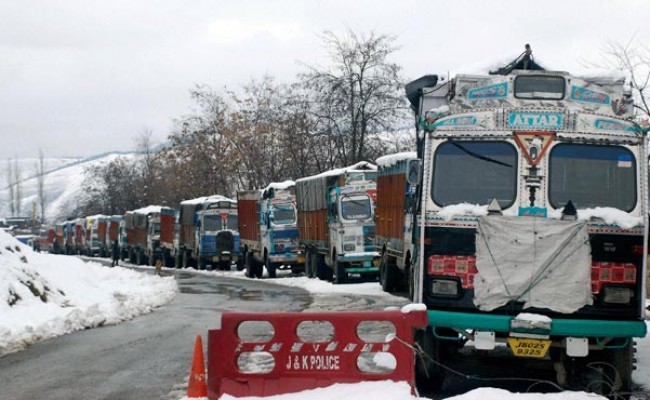 Light vehicles to ply from both sides, heavy vehicles from Jammu to Srinagar Light vehicles to ply from both sides, heavy vehicles from Jammu to Srinagar