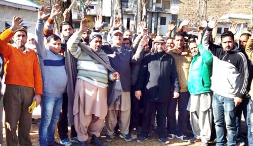 People protesting against PDD at Darhal in Rajouri on Thursday. -Excelsior/Bhat People protesting against PDD at Darhal in Rajouri on Thursday. -Excelsior/Bhat
