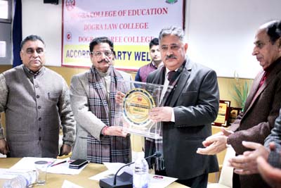 Presentation of mementoes during Principals Conference at Dogra Educational Trust at Bari Brahmana on Tuesday. Presentation of mementoes during Principals Conference at Dogra Educational Trust at Bari Brahmana on Tuesday.