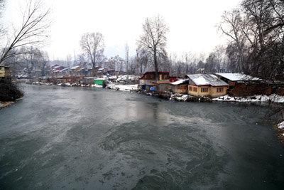 A frozen river Jhelum tributary in Srinagar on Saturday. —Excelsior/Shakeel A frozen river Jhelum tributary in Srinagar on Saturday. —Excelsior/Shakeel