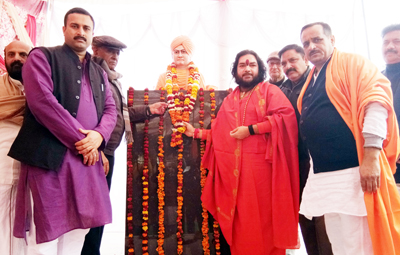 Swami Dinesh Bharti unveiling the statue of Swami Vivekananda at Bawa Kailakh Dev Asthan Thather Bantalab. Swami Dinesh Bharti unveiling the statue of Swami Vivekananda at Bawa Kailakh Dev Asthan Thather Bantalab.