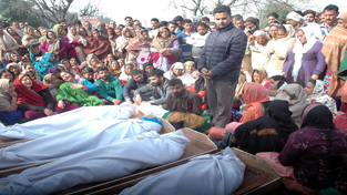 People protesting with dead bodies by blocking Jammu-Akhnoor Road at Deharan in Jammu city outskirts on Friday. -Excelsior/Rakesh People protesting with dead bodies by blocking Jammu-Akhnoor Road at Deharan in Jammu city outskirts on Friday. -Excelsior/Rakesh