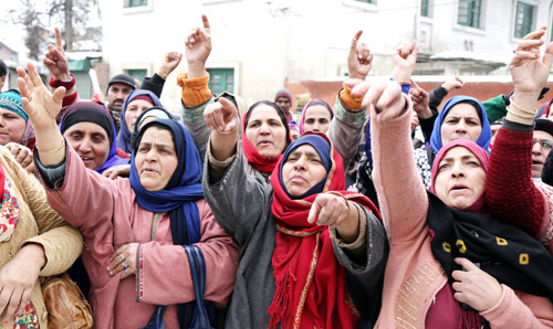 ASHA workers staging protest in Srinagar on Thursday. —Excelsior/Shakeel ASHA workers staging protest in Srinagar on Thursday. —Excelsior/Shakeel