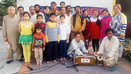 Artists of BLSKS presenting a song. Artists of BLSKS presenting a song.