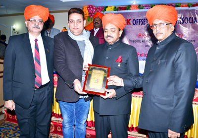 President, JKOPA Arun Kumar Gupta presenting a memento to AIFMP team during a function at Jammu. President, JKOPA Arun Kumar Gupta presenting a memento to AIFMP team during a function at Jammu.