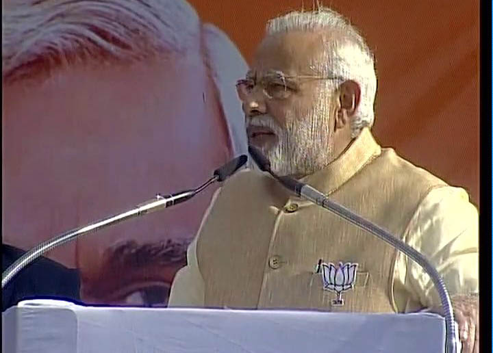 Be wary of families which looted UP,country: Modi to UP voters Be wary of families which looted UP,country: Modi to UP voters