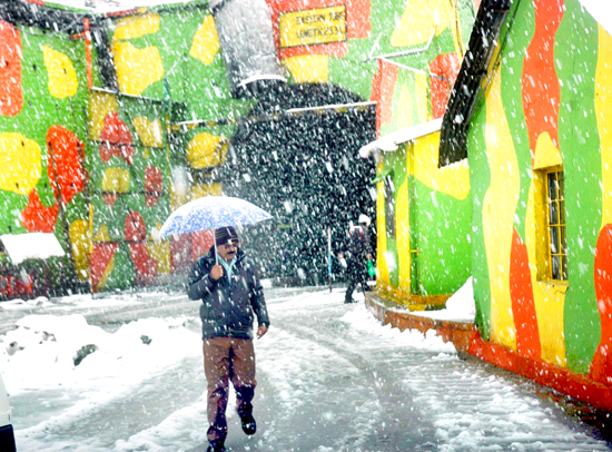 A Beacon official covers himself under an umberalla to escape snowfall at Jawahar Tunnel on Srinagar-Jammu National Highway on Tuesday. (UNI). A Beacon official covers himself under an umberalla to escape snowfall at Jawahar Tunnel on Srinagar-Jammu National Highway on Tuesday. (UNI).