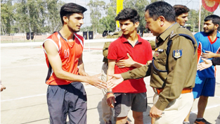 Chief guest interacting with players while inaugurating Volleyball Tournament organised by CRPF 121 Bn in Kathua. Chief guest interacting with players while inaugurating Volleyball Tournament organised by CRPF 121 Bn in Kathua.