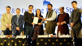 Chairman J&K Legislative Council Haji Anayat Ali presenting an award at OTM Mumbai on Friday. Chairman J&K Legislative Council Haji Anayat Ali presenting an award at OTM Mumbai on Friday.
