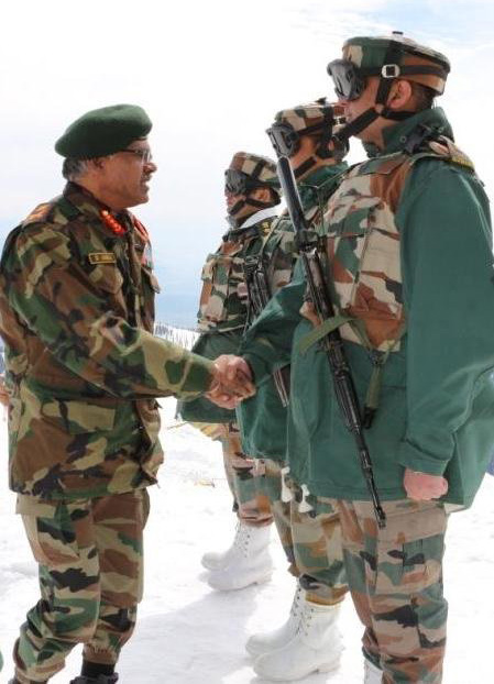 Northern Army Commander reviews security situation in Kashmir Northern Army Commander reviews security situation in Kashmir