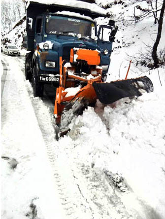 A Beacon truck clears snow near Banihal on Wednesday. -Excelsior/ Parvez A Beacon truck clears snow near Banihal on Wednesday. -Excelsior/ Parvez