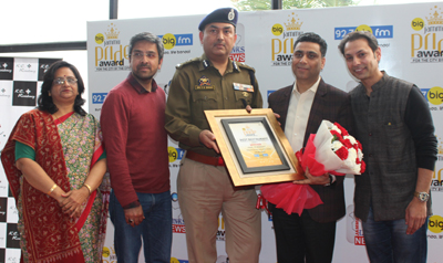 IGP Jammu Dr SD Singh Jamwal presenting 'Best Restaurant' award to Rahul Jandial, GM, KC Residency.